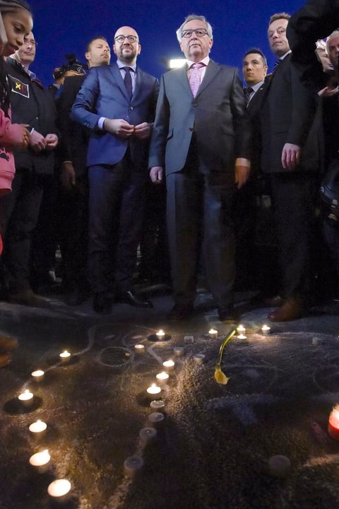 Autoridades rindieron homenaje a las víctimas en la plaza Bourse.