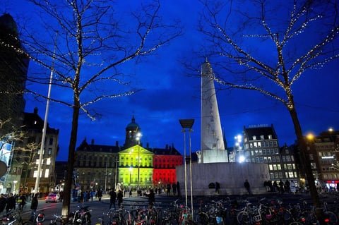 El Palacio Real y la plaza Dam de Amsterdam también fueron iluminados con los colores de la bandera de Bélgica.