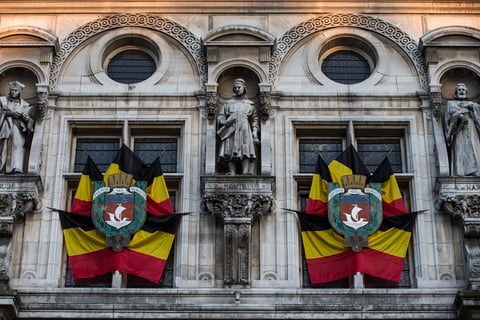 Banderas belgas colgaron del edificio de la Alcaldía de París.