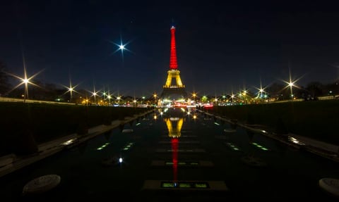 La torre Eiffel fue iluminada con los colores de la bandera nacional belga.