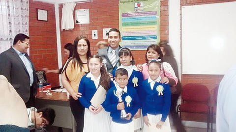 20032016 DESTACADA PARTICIPACIóN.  Hace unos días, se llevó a cabo el Primer Concurso de Declamación y Oratoria en la Zona Escolar 524 de Torreón, Coahuila, donde participaron alumnos de la Escuela Primaria Emiliano Zapata de la Colonia Alamedas. José Isaías Ortiz Garcia obtuvo el segundo lugar en Oratoria. El primer lugar en Poesía lo obtuvieron: Daniel Agustín Nájera Ovalle en la categoría 'A', Victoria de Jesús Lozoya Vázquez en la categoria 'B' y Perla Guadalupe Balcazar Salazar en la categoría 'C',  pasando a la etapa de sector, la cual se llevó a cabo el 16 de marzo en la Escuela Gerardo Calderón Rocha, donde Daniel Agustín obtuvo nuevamente el primer lugar en la categoria  'A' con la poesía 'Piedritas en la ventana', de Mario Benedetti.