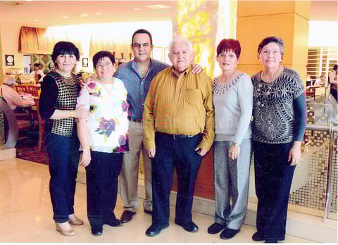 20032016 EN RECIENTE FESTEJO.  Los hermanos Jorge, Irma, Olga, Silvia y Elvira Rivera Villalpando y su sobrino, Jorge Rivera Mendoza.