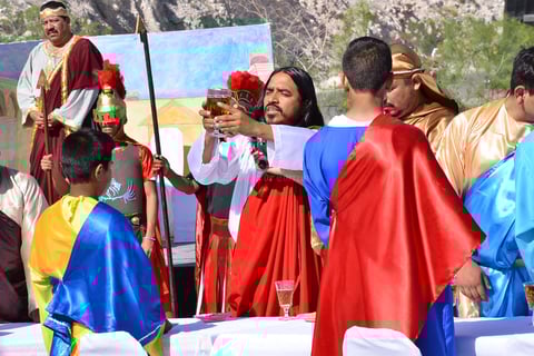 El actor representando a Jesús en el momento en el que toma del cáliz.