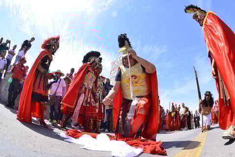 Los soldados romanos echando 'suertes' sobre la vestimenta de Jesús.