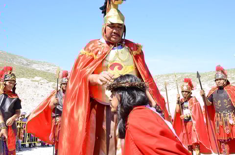 Momento en el que se aprecia la corona de espinas, en señal de burla.