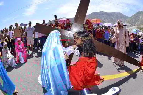 En un momento, María se acerca para consolar a su hijo.