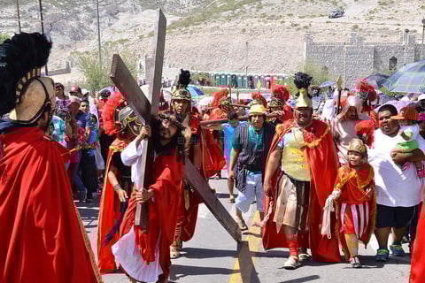 La multitud observa como es golpeado Jesús.