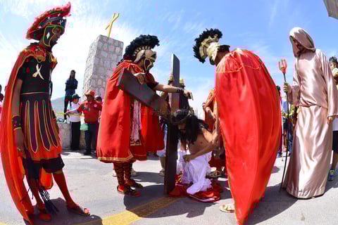 Durante una de sus caídas, los romanos niegan a la población ayudar a Jesús a levantar la cruz.