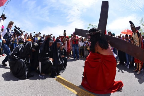 En una de las fotografías se muestra el momento en que Jesús está inclinado en frente de María.