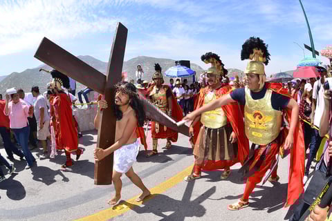 'Viacrucis' teniendo como significado 'camino de la cruz' fue el recorrido que hizo Jesús antes de su muerte.