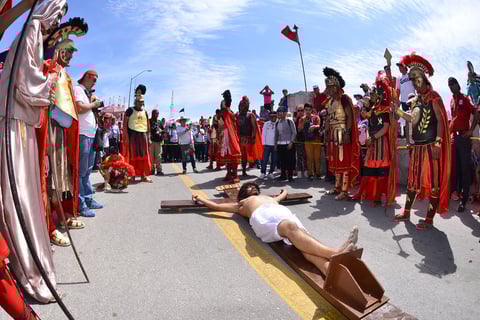 Al momento de ser clavado en la cruz, el mensaje es colocado sobre su cabeza con la leyenda INRI, que significa, Jesús de Nazaret, Rey de los judíos.
