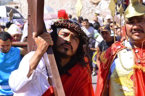 Además de cargar la cruz, Jesús recibe una corona de espinas de los soldados romanos en señal de burla.