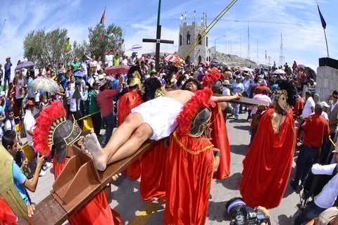 Momento en el que Jesús es clavado en la cruz.