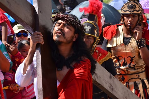 Durante el viacrucis se aprecia el recorrido que hizo Jesús desde que fue prisionero hasta la muerte en la cruz.