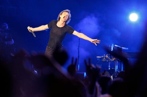 Dos canciones fueron suficientes para que tuviera que quitarse su chaqueta de brillos y lentejuelas un Mick Jagger acalorado e incombustible a sus 72 años, que recorrió innumerables veces los 80 metros de largo por 56 de ancho del escenario.