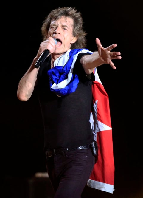 Jagger alzó una bandera de Cuba.
