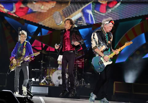 En Out of Control, la supuesta mala relación entre Jagger y Keith Richards se convirtió en leyenda urbana, pues el dueto entre la armónica del primero y la guitarra del segundo se convirtió en magia para los oídos y para las emociones.