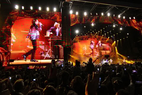 "Hola Habana, buenas noches mi gente de Cuba", lanzó Jagger en perfecto y modulado español ante un público que lo vitoreaba a poco de empezar el concierto que arrancó con el clásico Jumpin' Jack Flash.