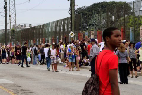 Largas filas se registraron a la entrada al concierto.