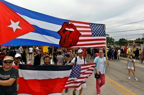 Banderas de Cuba y Estados Unidos se ondearon a la entrada al concierto.