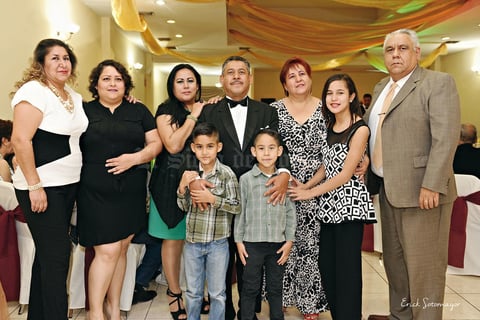 27032016 El festejado lució muy contento en compañía de sus seres queridos.