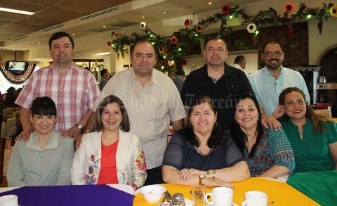 27032016 FESTEJO EN FAMILIA.  Marlene Rivas de Mireles con sus hijos, Jorge Alberto, Joel Aarón, Carlos Fernando, Jaime Saúl y Sergio Iván Mireles acompañados de sus esposas.