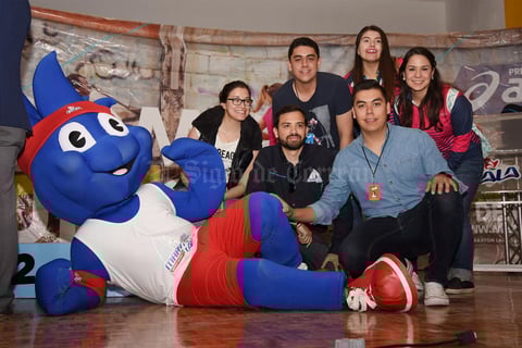 27032016 POSAN PARA LA FOTO.  Rodrigo, Abraham, Karla y Sergio, entre otros.