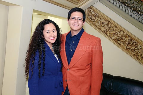 27032016 POSAN PARA LA FOTO.  Sareth y Luis Carlos.