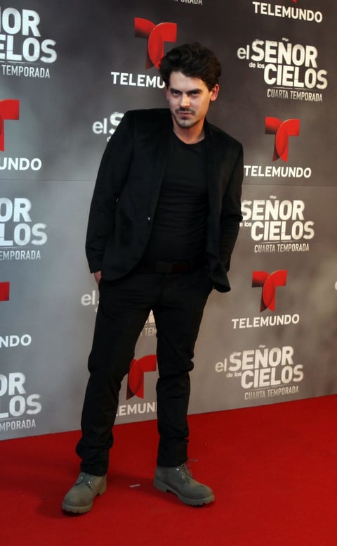 Iván Arana posó ante los medios al llegar al evento.