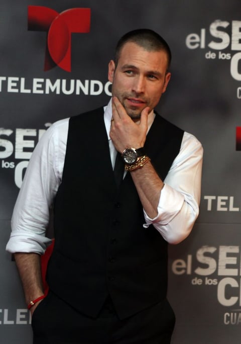 “En la primera temporada, ‘Aurelio Casillas’ lucía el pelo largo y estaba rasurado. Además, el lenguaje no era tan agresivo, pero después del ‘rating’ que alcanzó, les decía (a los escritores): ‘por favor, déjenme decir groserías, cosas feas, así como haba la gente normal, lo que dice un narco”, comentó Rafael Amaya.