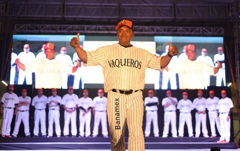 El diseño del uniforme de local mostró un jersey y pantalón en color blanco, adornados con pequeñas líneas verticales en color negro y la leyenda Vaqueros en el frente.