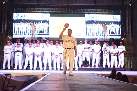 Desfilaron los modelos que mostraron los distintos uniformes que utilizará Laguna durante la temporada que comenzará el próximo sábado.