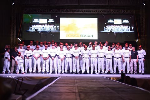 En un dinámico acto llevado a cabo en la explanada del estadio de la Revolución, se dieron a conocer los nuevos uniformes de los Vaqueros Laguna.