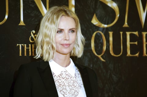 Charlize Theron lució su belleza ante la prensa.