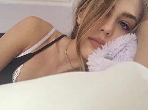 “No disfruto actuar tanto como disfruto modelar. Me sentí atraída al arte de crear imágenes únicas”, comentó la joven Sistine, cuya madre, Jennifer Flavin, fue una supermodelo en los años 90.