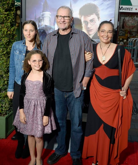 El actor Ed O'Neill acudió con su familia a la inauguración.