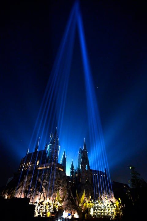 Un espectáculo de luces presentó el nuevo centro que reunirá a fanáticos de la saga.