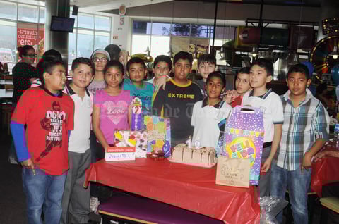 03042016 FELIZ CUMPLEAñOS.  Aarón Roberto López Campos, acompañado de sus amigos, en su cumpleaños número 12.