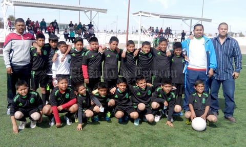 06042016 En la final del partido de futbol, Asquelitos de Hormiguero vs. Asquelitos del Santos Laguna de Francisco I. Madero. Los técnicos son José Iván Crispín Aguilar y Luis Gerardo Mendoza García. El juego se llevó a cabo en la Deportiva de Francisco I. Madero.