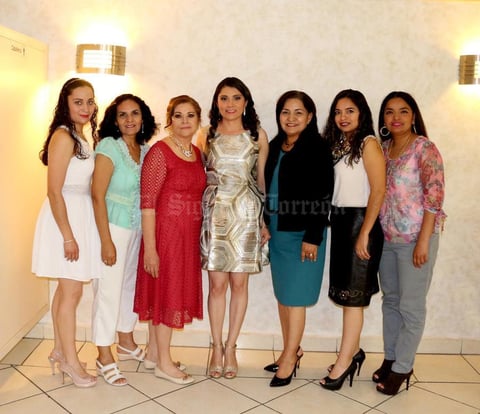 04042016 POSAN PARA LA FOTO.  Yuri, Reina, Bertha, Éricka, Lily, Elvita y Gina.