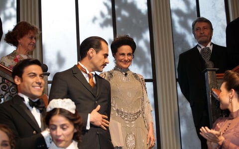 El elenco desfiló por el foro.