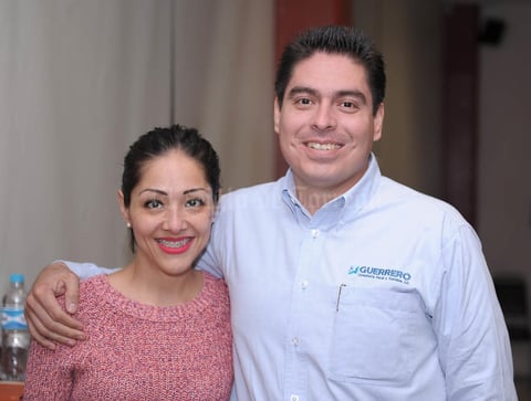08042016 EN UNA CONFERENCIA.  Wendy y Alonso.