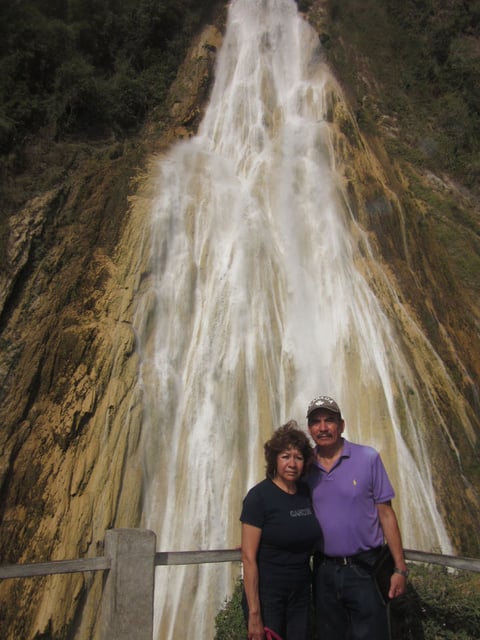 07042016 Carmen y Gerardo en la cascada Velo de Novia en Chiapas.