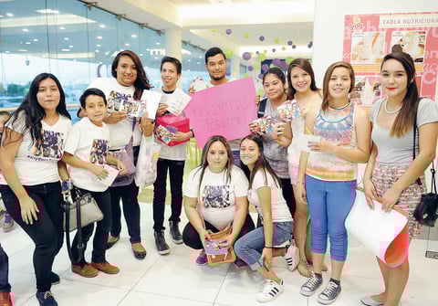 10042016 GRATO RECIBIMIENTO.  Fans de Danielle Clyde, ex habitante de Big Brother, quien visitó recientemente nuestra región.