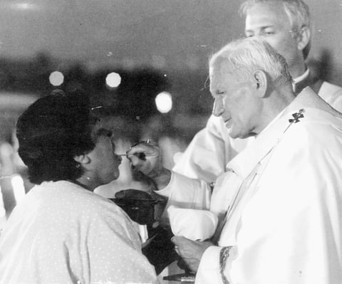 10042016 Bertha RodrÃ­guez MartÃ­nez con Juan Pablo II en Durango, Dgo., el 9 de mayo de 1990.
