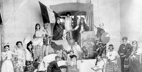 10042016 Laura MartÃ­nez Mesta (f) con sus compaÃ±eros de la Escuela Bruno MartÃ­nez en 1927.