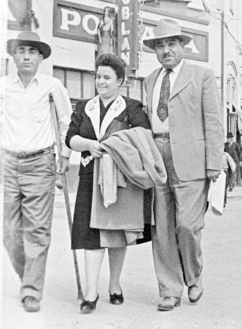 03042016 Sr. Gregorio Rodallegas Villarreal y Sra. Hermelinda SÃ¡nchez con su amigo, Luis LÃ³pez Salas, en 1947 en Lerdo, Dgo.