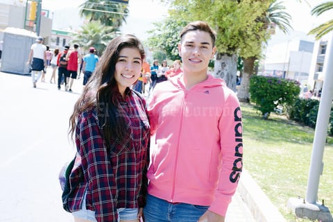 13042016 EN PASEO COLóN.  Mariana y Kevin.
