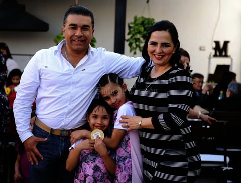 Miguel y Lupita con sus hijos Astrid y María Ángela