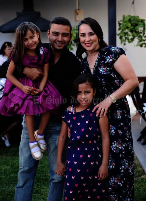 Víctor y Sandra con sus hijos Bárbara y Mary Fer